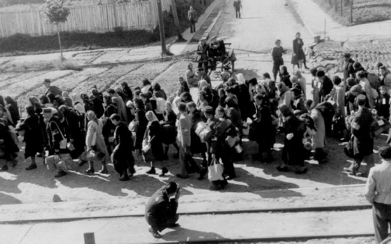 Mendel Grosman photographing more deportation of Jews from the Lodz ghetto.